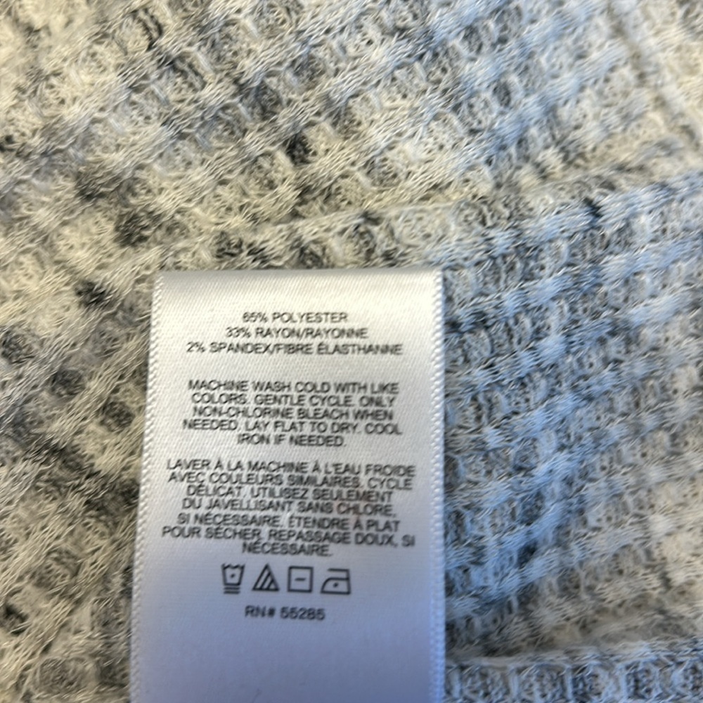 Women’s long sleeve gray and white Express top size medium. - Picture 4 of 4